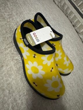 GOGO Yellow Daisy and Bee Slip-On Garden Clogs